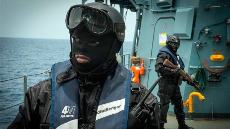 Двое российских моряков похищены в Нигерии — посольство РФ