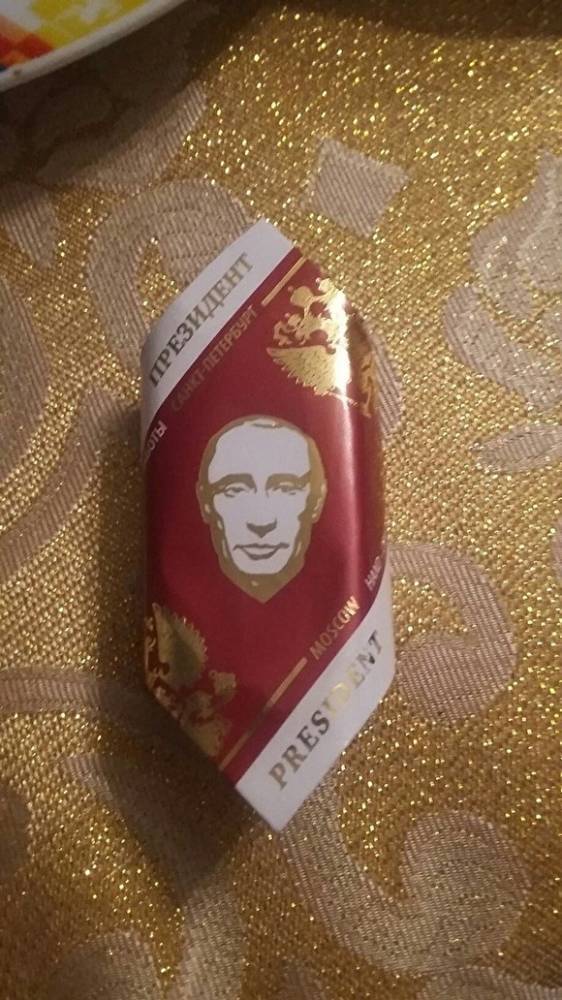 В Омске детям раздали конфеты с Путиным. В составе — водка и перец