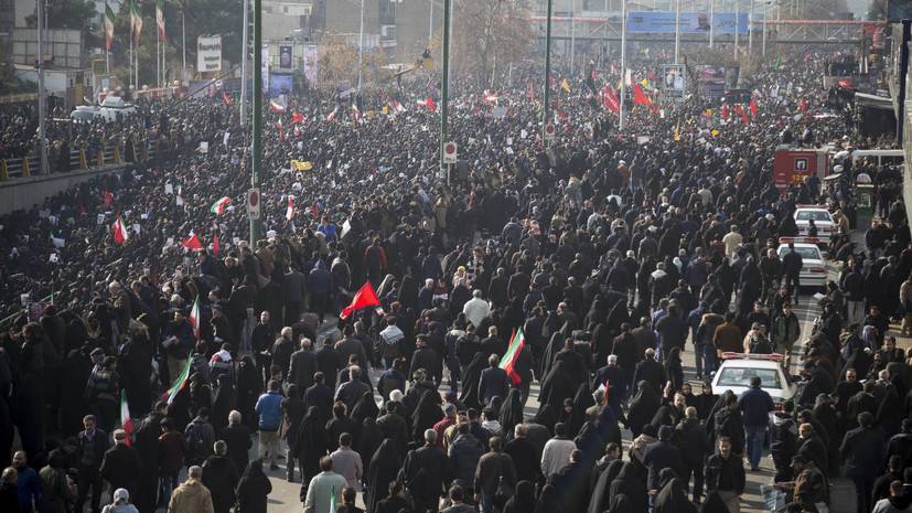 Власти Ирана перенесли дату похорон Сулеймани из-за давки