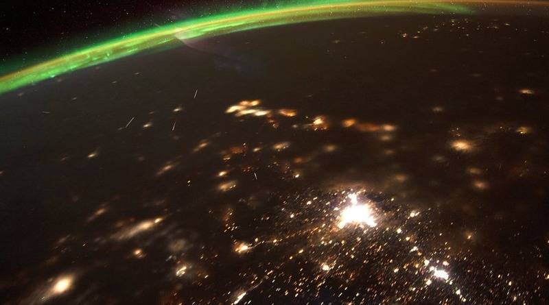В NASA поделились удивительным фото звездопада над Землей, сделанным из космоса