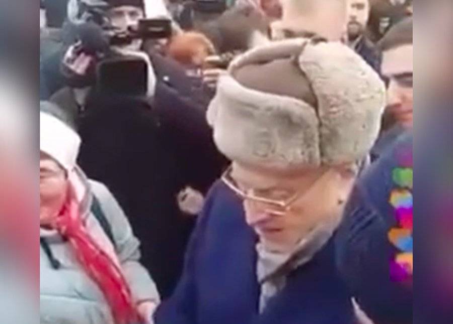 В ЛДПР объяснили, зачем Жириновский раздавал деньги на Красной площади