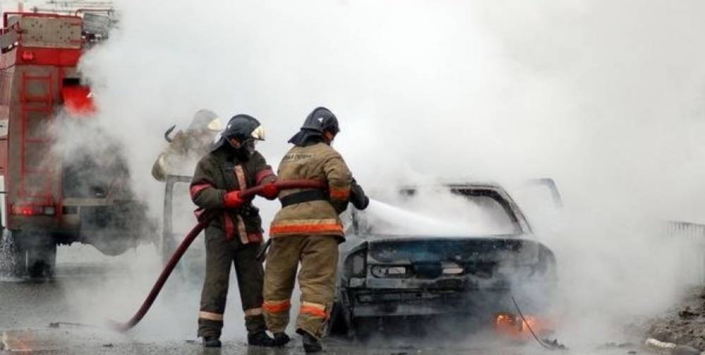 Неизвестные подожгли легковой автомобиль у жилого дома в Карелии
