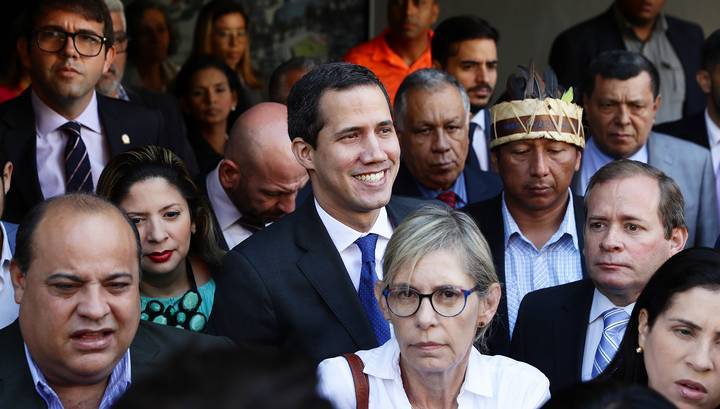 Гуайдо прорвался в здание парламента Венесуэлы и выступил перед сторонниками