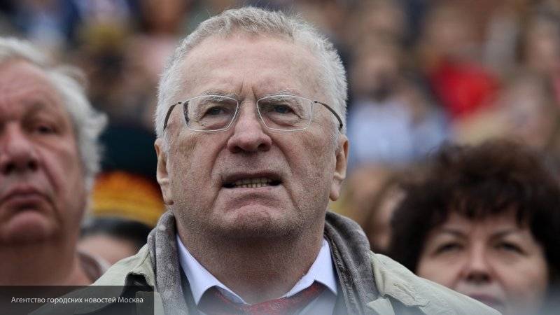 Депутат Госдумы осудил Жириновского, раздававшего "крепостным" деньги и чебуреки