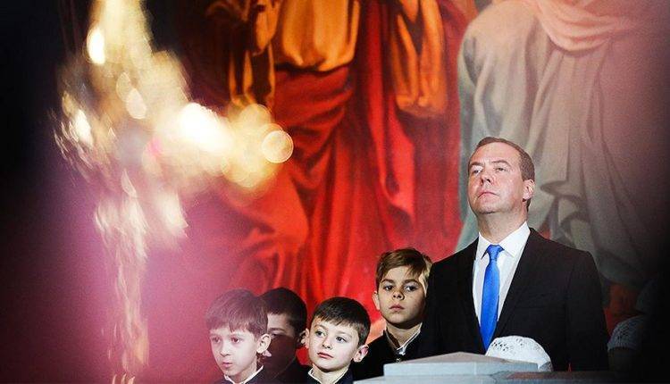 Медведев поздравил православных христиан с Рождеством