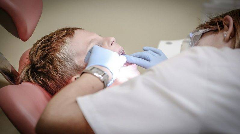 Дантист «поджег рот 5-летней девочки во время рутинной стоматологической процедуры»