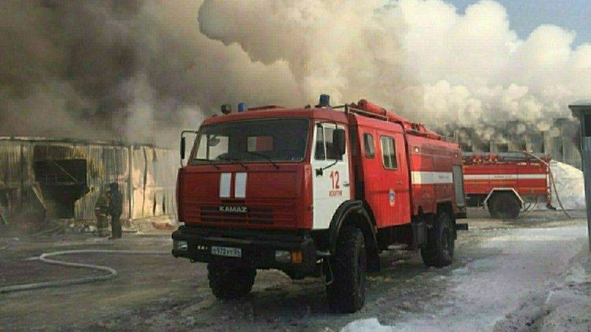 Видео с места серьезного пожара в торговом комплексе под Новосибирском