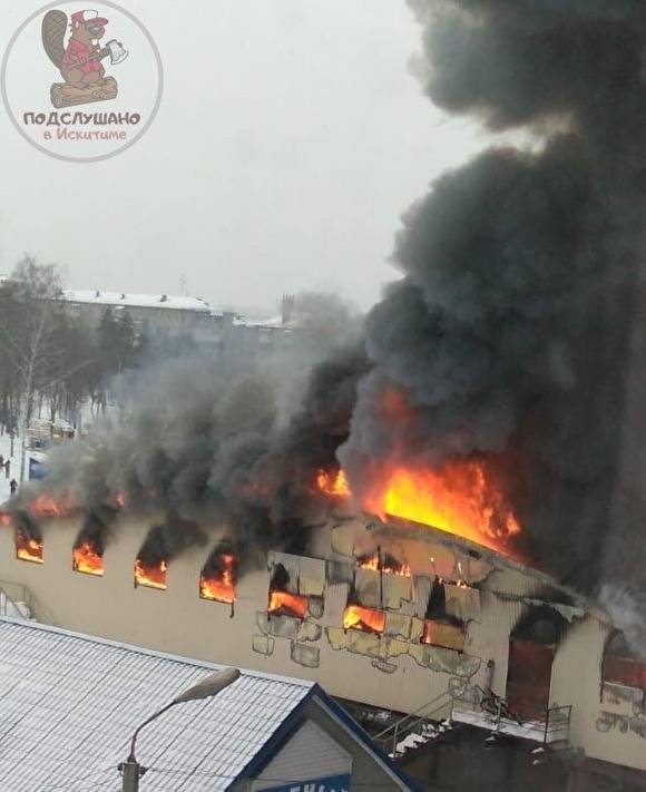 В Новосибирской области горит торговый комплекс на площади 3 тыс. квадратных метров