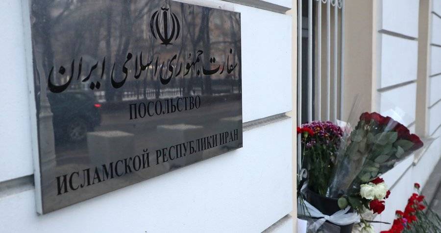 Жители Москвы несут цветы к посольству Ирана на Покровском бульваре