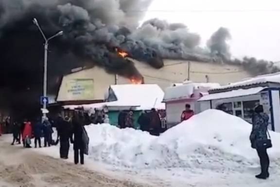 Крупный пожар в ТЦ под Новосибирском попал на видео