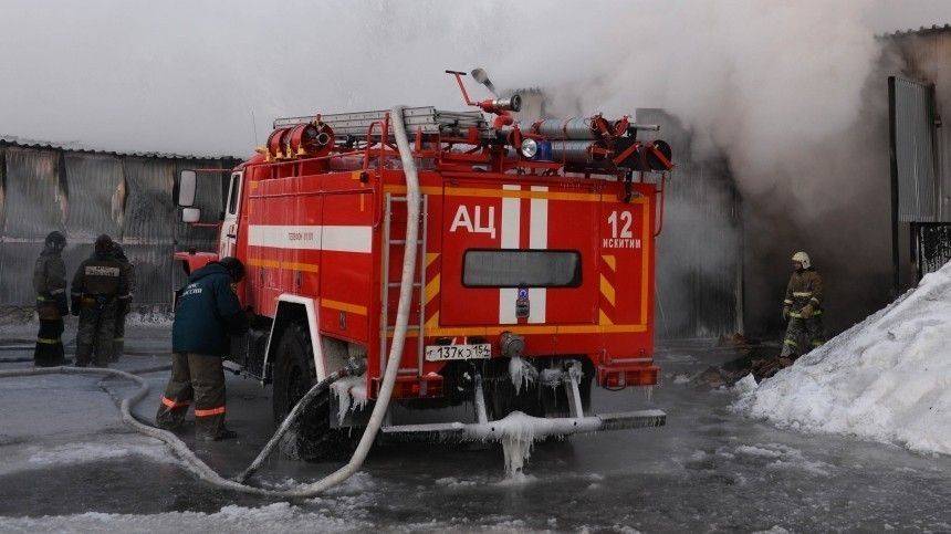 Пожарный поезд и дроны примут участие в тушении пожара в ТЦ под Новосибирском