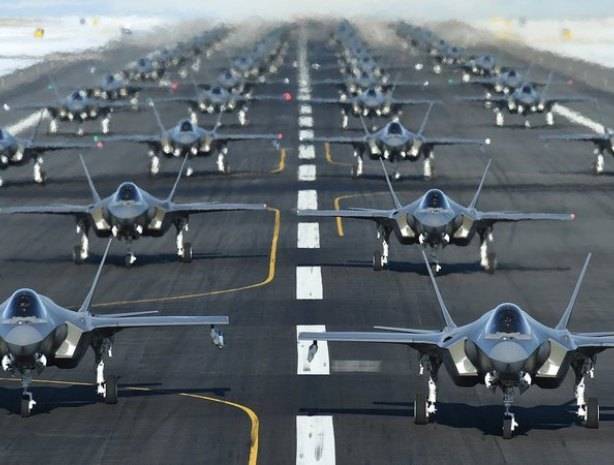 Несколько эскадрилий новейших истребителей F-35 вывели на «слоновью прогулку»