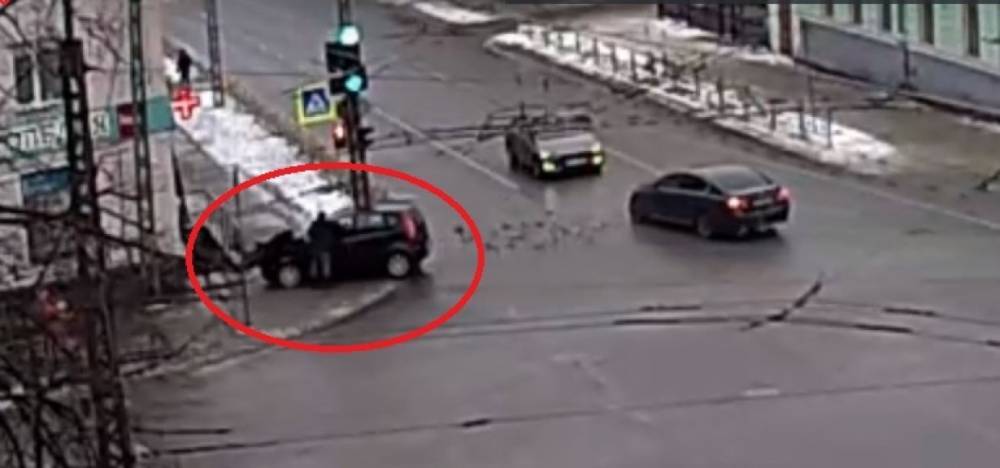 В Петрозаводске виновника ДТП с двумя сбитыми людьми привлекли только за проезд на красный