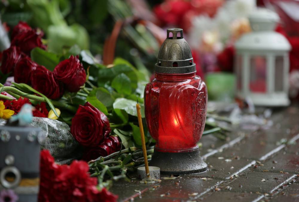 Москвичи принесли цветы к посольству Украины в связи с крушением самолета