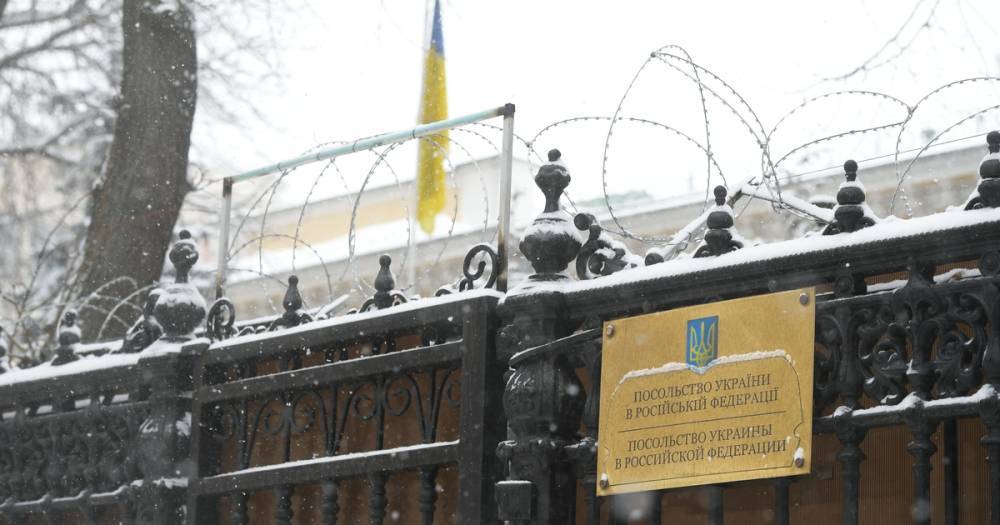 К посольству Украины в Москве начали приносить цветы