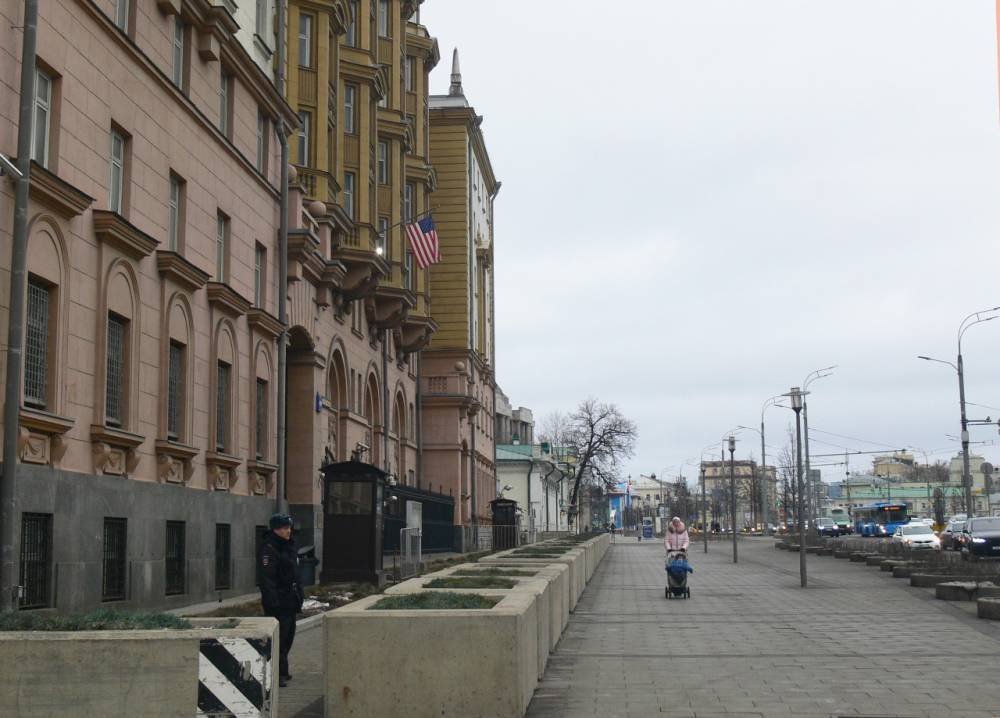 Московские водители устроили акцию с портретами Сулеймани у посольства США