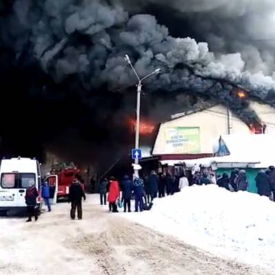 Под Новосибирском горит торговый комплекс "Центральный"