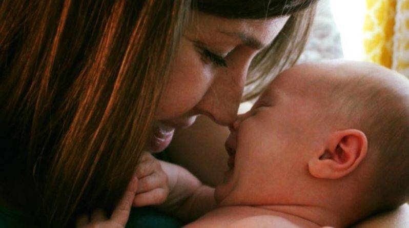 Младенец очаровал соцсети, атакуя маму поцелуями (видео)