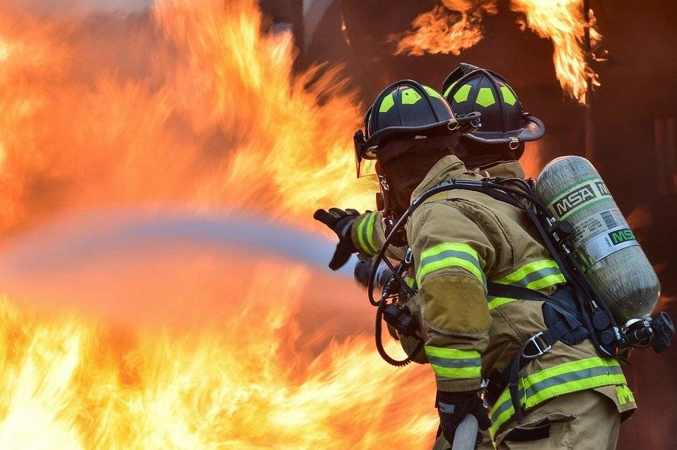 Пожарные вытащили из огня двух человек на севере Москвы
