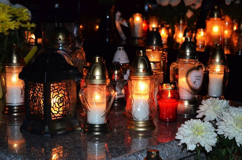 Москвичи принесли цветы к посольствам Ирана и Украины после крушения украинского самолета