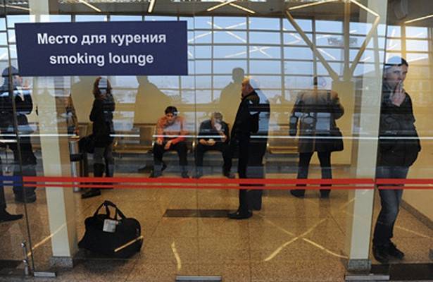 В российских аэропортах снова разрешили курить