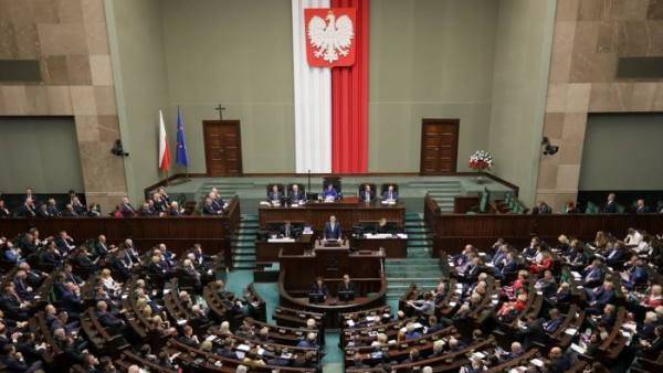 Гонка проектов резолюции в парламенте Польши: Варшава накручивает русофобию