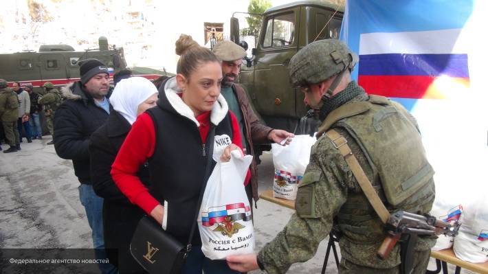 Российские военные передали жителям сирийских провинций гуманитарную помощь