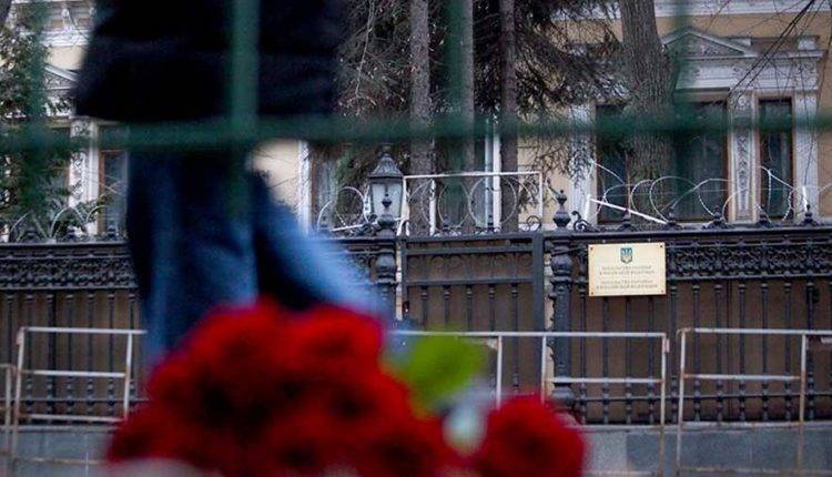 Москвичи принесли букеты роз к посольствам Украины и Ирана