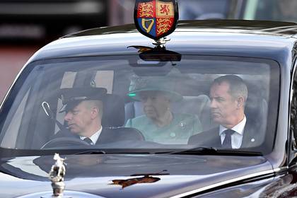 принц Гарри - принц Чарльз - герцог Уильям - Елизавета Королева - Стало известно о реакции королевы на планы принца Гарри отказаться от привилегий - lenta.ru