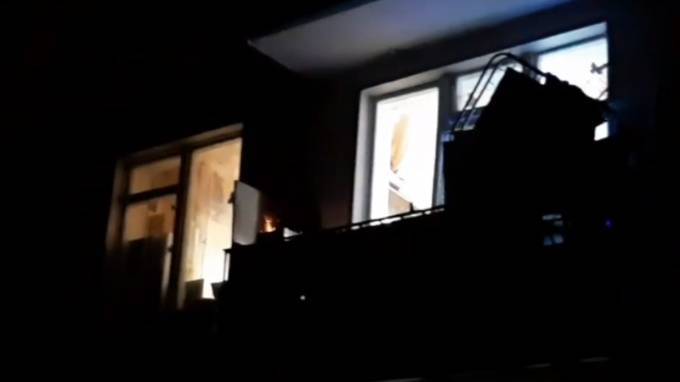 Молодые люди жарили шашлык на балконе дома на Карпинского