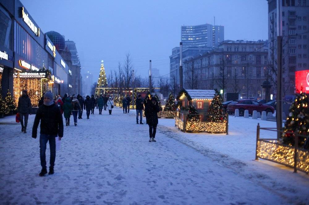 Снег и ветер ждут москвичей в первый рабочий день нового года