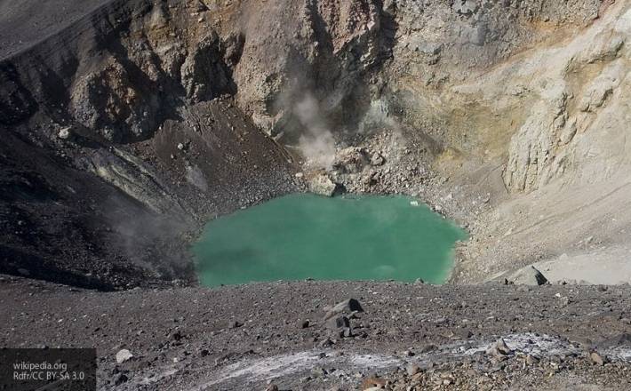 На Курильских островах вулкан Эбеко выбросил столб пепла на высоту три километра