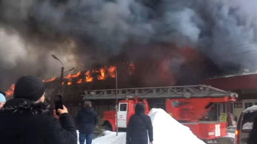 Погибший найден под завалами сгоревшего торгового комплекса под Новосибирском