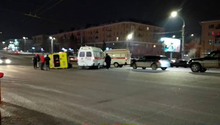 В Омске женщина, выжившая после аварии, погибла через несколько минут в ДТП со скорой