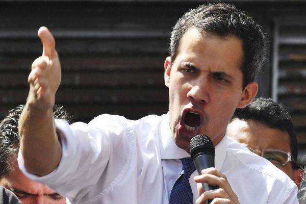 Два спикера и временный президент: в Венесуэле череда клятв и голосований