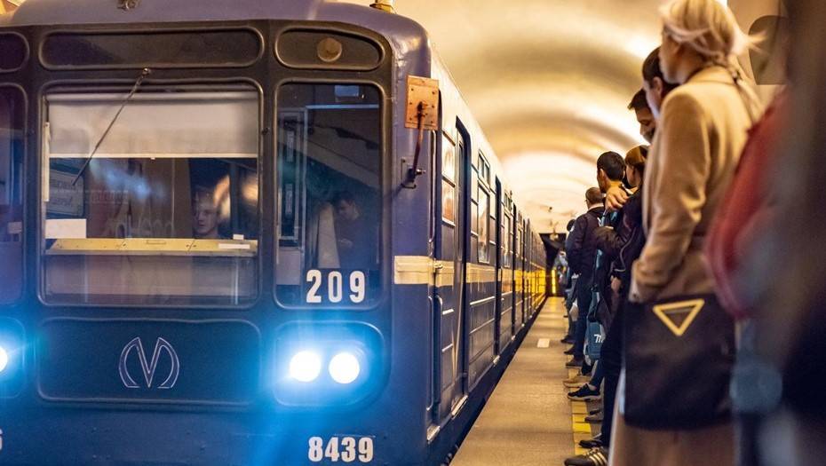 Петербургское метро перевезло более 238 тысяч пассажиров в новогоднюю ночь
