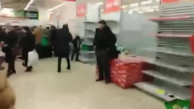 Видео: Жители Казани устроили давку возле ТЦ из-за дешевых продуктов