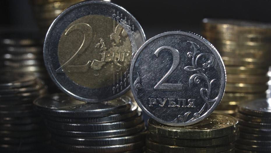 Официальный курс евро на пятницу снизился до 68 рублей