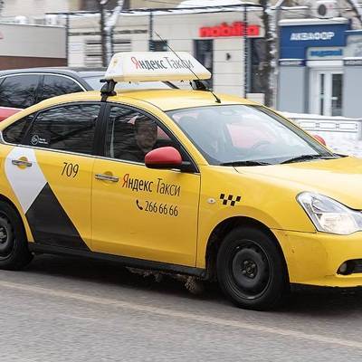 "Яндекс.Такси" отключил от сервиса водителя, выгнавшего из машины жену Погребняка