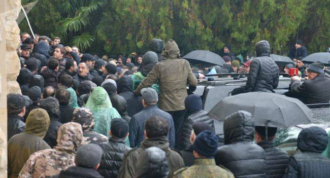 Споры за власть в Абхазии: оппозиция штурмует администрацию президента