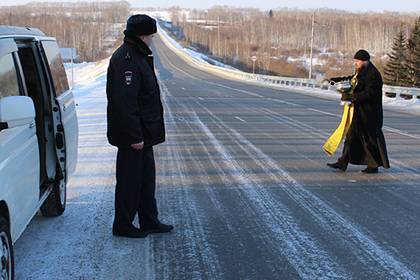 Российских автомобилистов защитили от аварий святой водой и молитвами