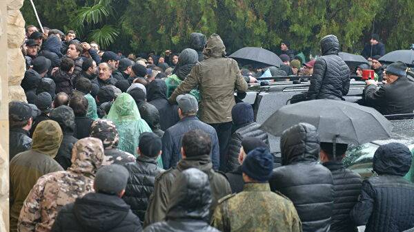 В Абхазии протестующие штурмуют администрацию президента