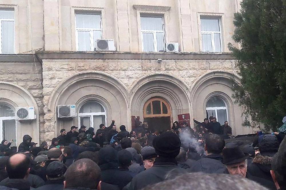 В Абхазии протестующие попытались штурмовать администрацию президента