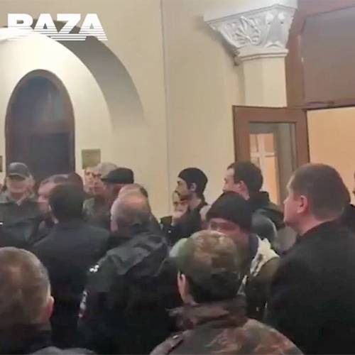 Оппозиция в Абхазии прорвалась внутрь здания администрации президента