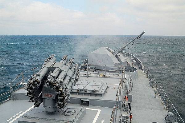 Путин посмотрел с борта ракетного крейсера на учения флота у берегов Крыма