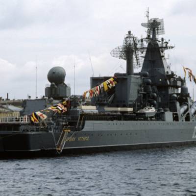 Путин пообщался с моряками ракетного крейсера "Маршал Устинов"