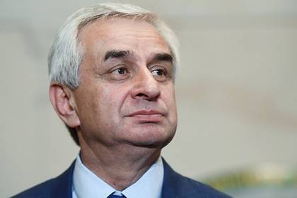 Президент Абхазии отказался покидать рабочее место