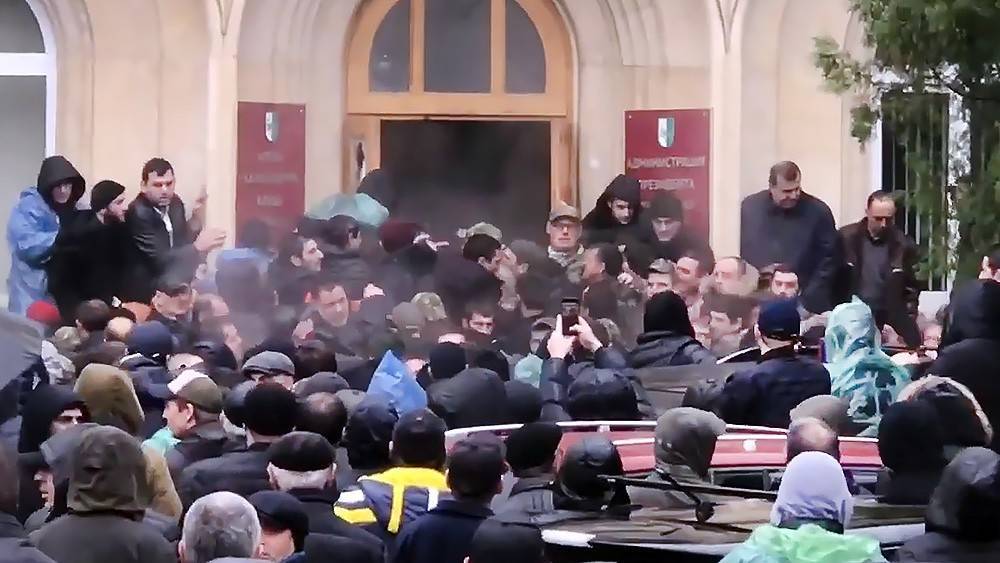 Опубликовано видео штурма администрации президента Абхазии