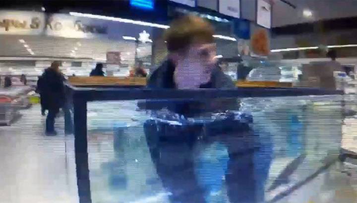 "Я карп": мужчина возомнил себя рыбой и залез в аквариум в супермаркете