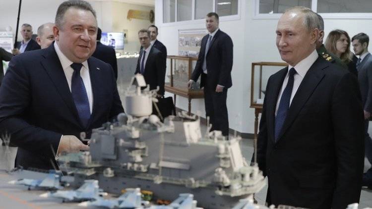 Путину на выставке перспективного вооружения ВМФ РФ показали авианосец